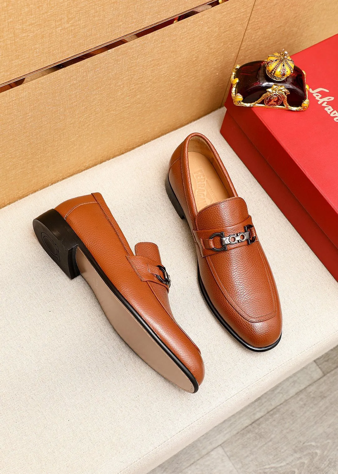 Men's shoes 💰462 💐 Product trademark: Ferragamo "Ferragamo" casual leather shoes Regular size: 38-44 (45.46.47🉑️Customized) Product materials: Selected imported pebbled cowhide upper + classic hardware buckle, imported water-dyed cow leather lining. Strong three-dimensional visual effect, original outsole color: 2 colors available